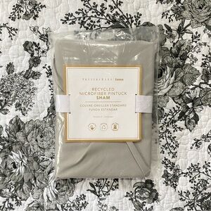 light grey pottery barn teen recycled microfiber pintuck sham — standard size